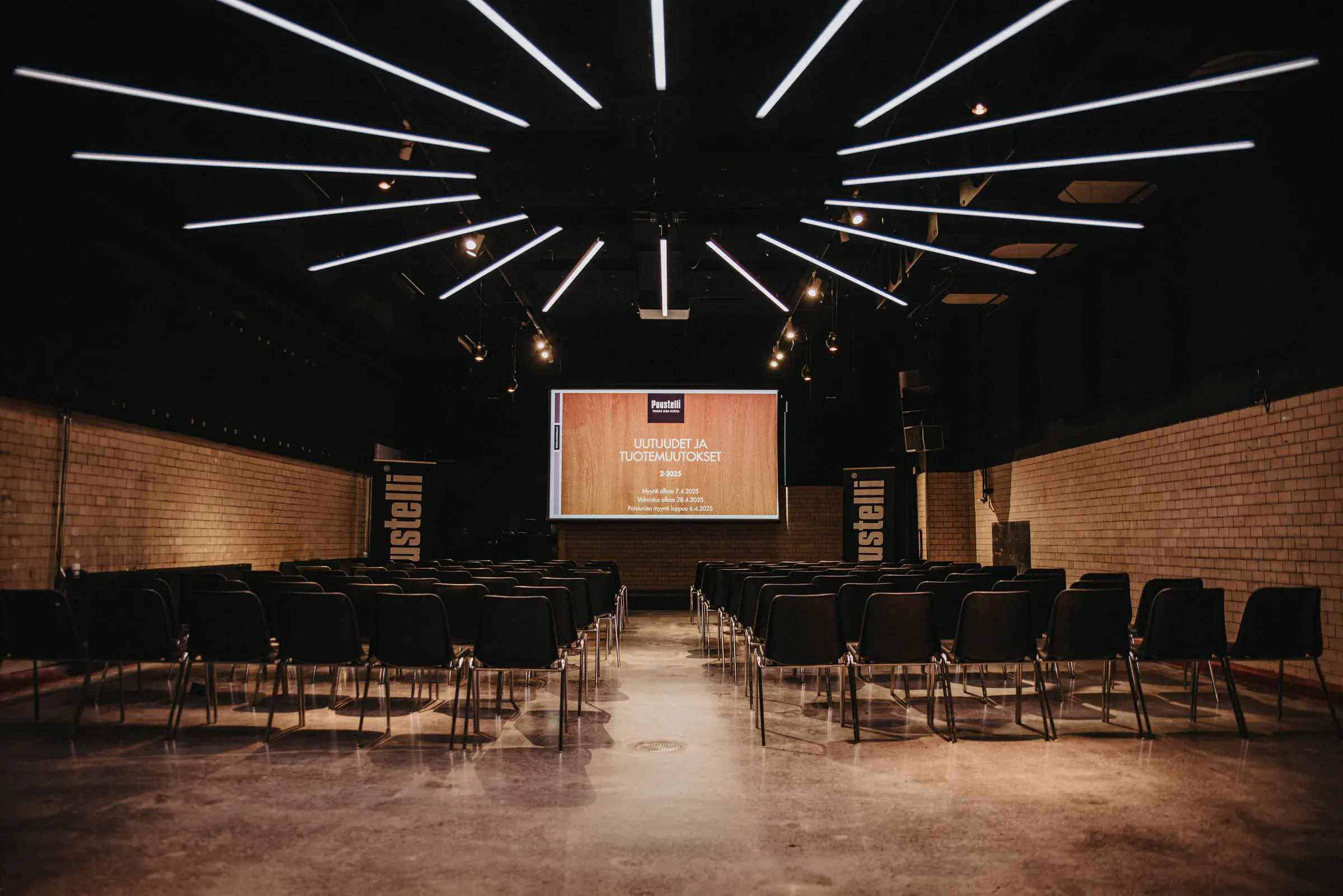 Päivällä Klubi on seminaaritila: teatteririvit ja iso näyttö.