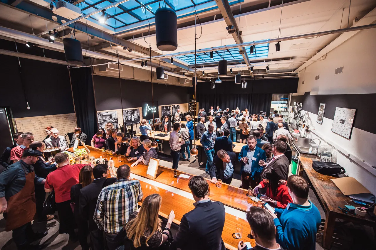 Pitkä keittiösaareke kokoaa vieraat yhteen.